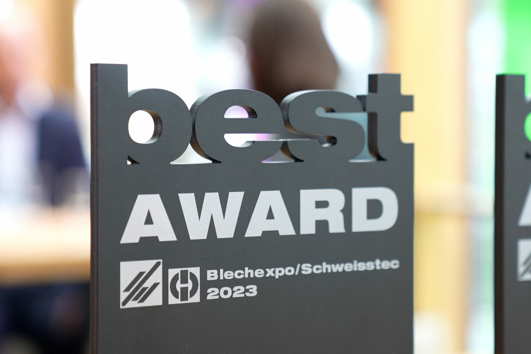 Blechexpo Internationale Fachmesse für Blechbearbeitung C3353.MP4.14 25 44 78.Standbild003 scaled uai bestAward Logo