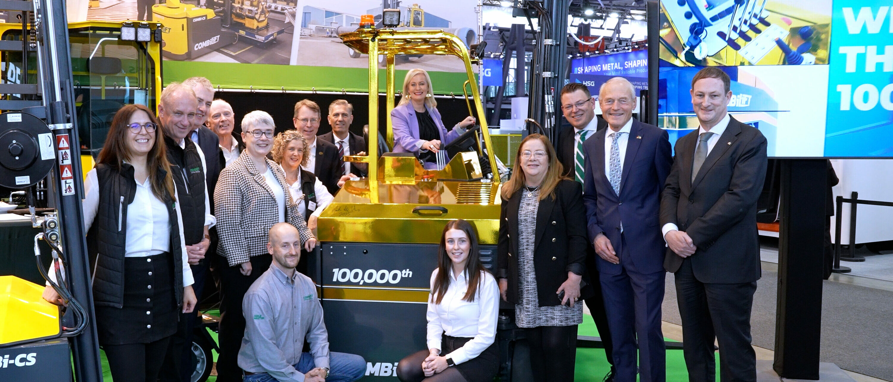 Blechexpo Internationale Fachmesse für Blechbearbeitung Blechexpo 2025 Niamh Smyth 01 scaled uai Jubiläumsstapler aus Irland mit Handelsdelegation